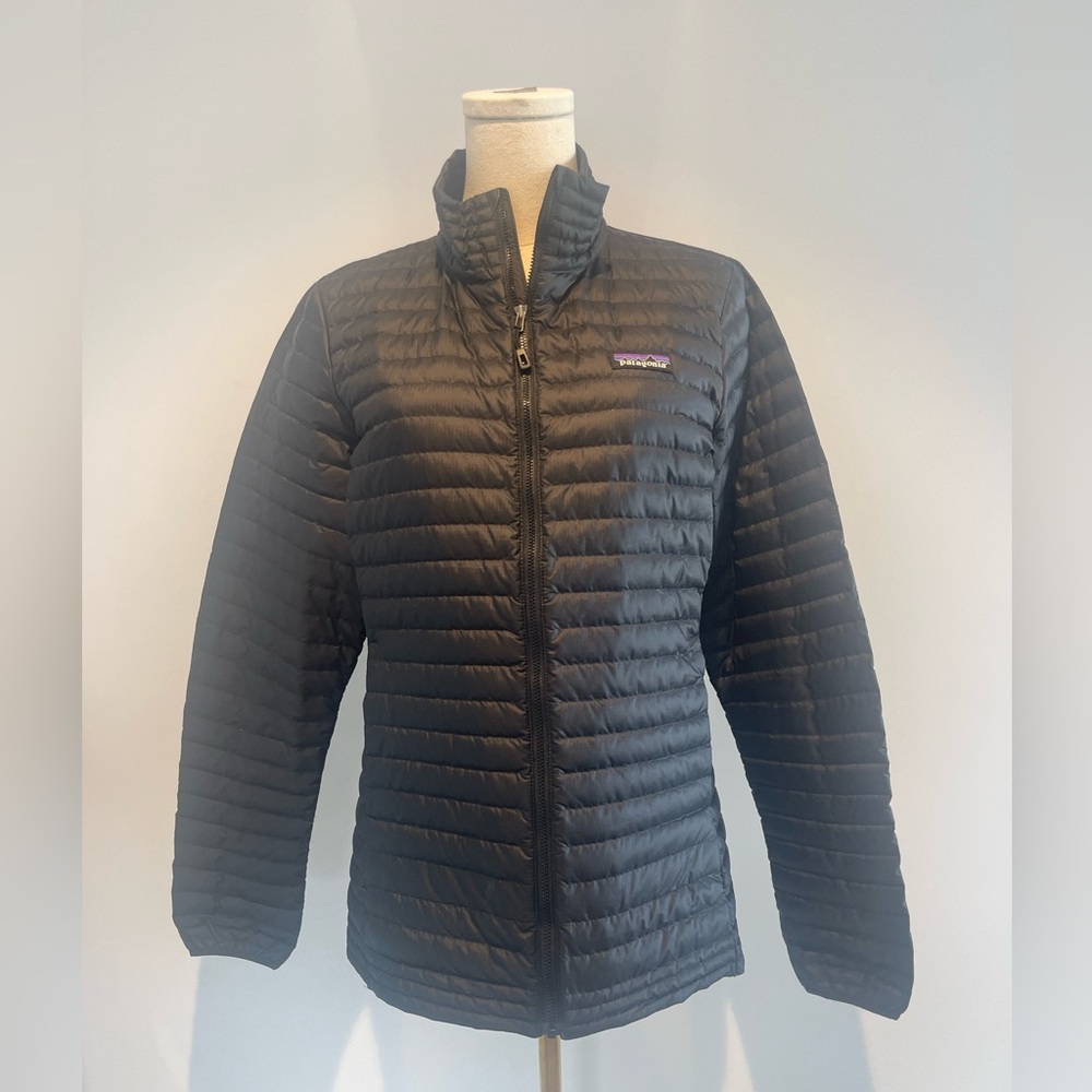 Patagonia Women’s light down jacket Size L